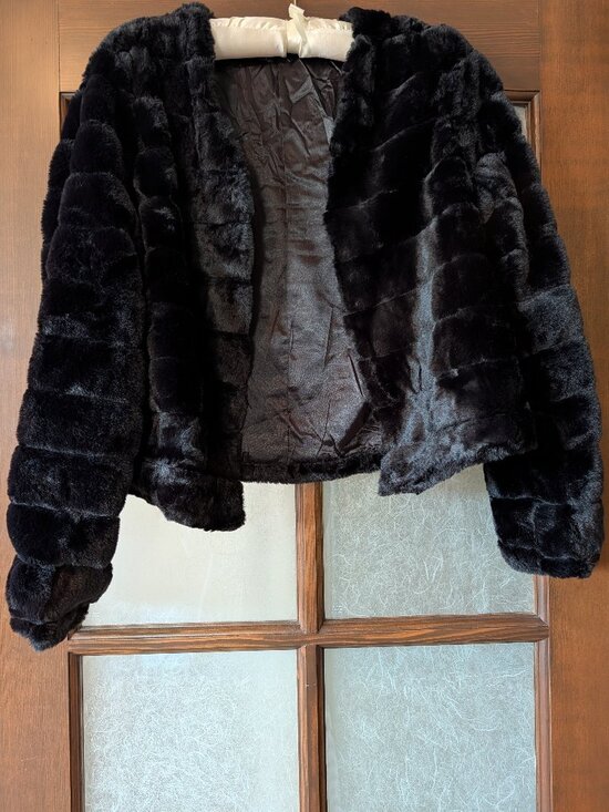 Jackets & Blazers - Faux fur cropped jacket - Black - Small